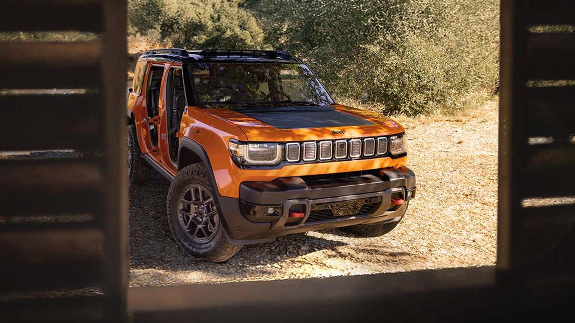 Le Jeep Recon 2026 vue d'une fenêtre d'un cabanon en foret.