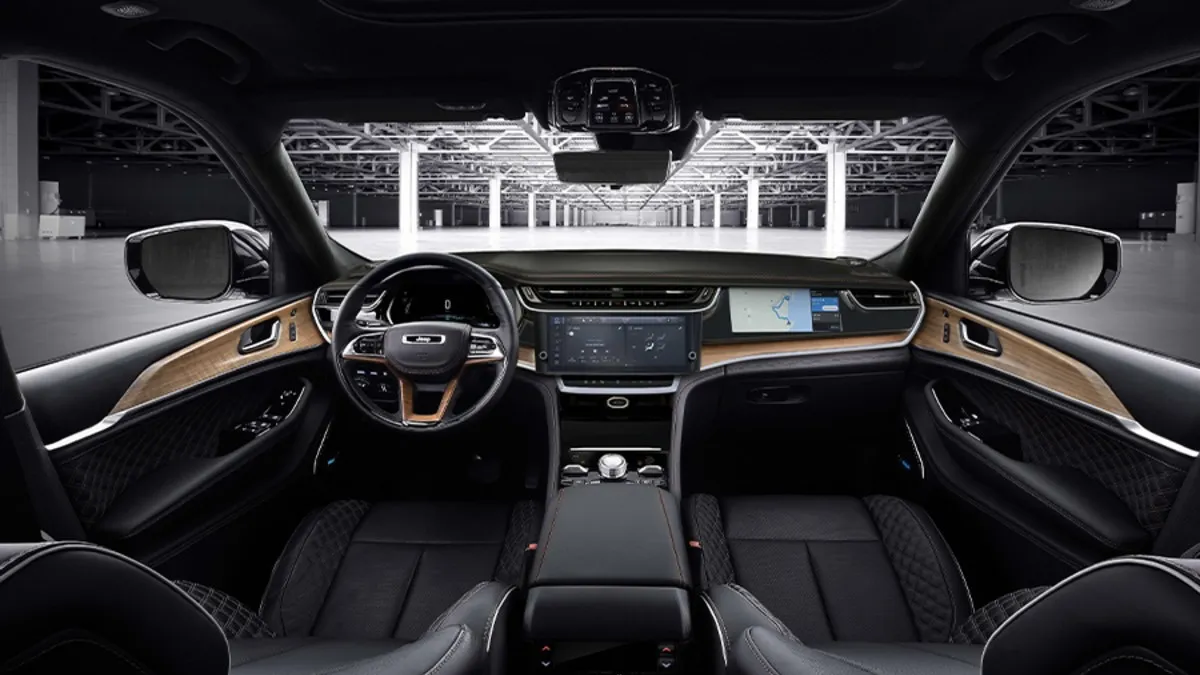 Habitacle du Jeep Grand Cherokee 2026 avec tableau de bord num&eacute;rique et &eacute;cran central tactile.
