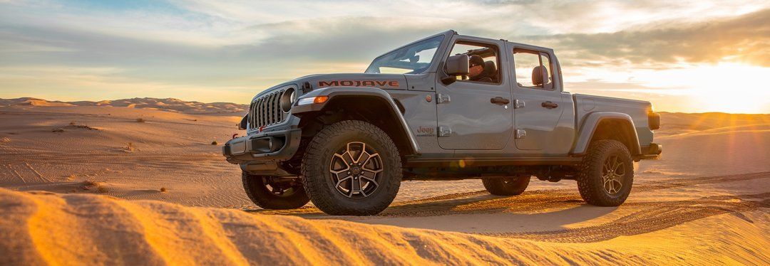 Le Jeep Gladiator 2024 qui roule dans le désert.