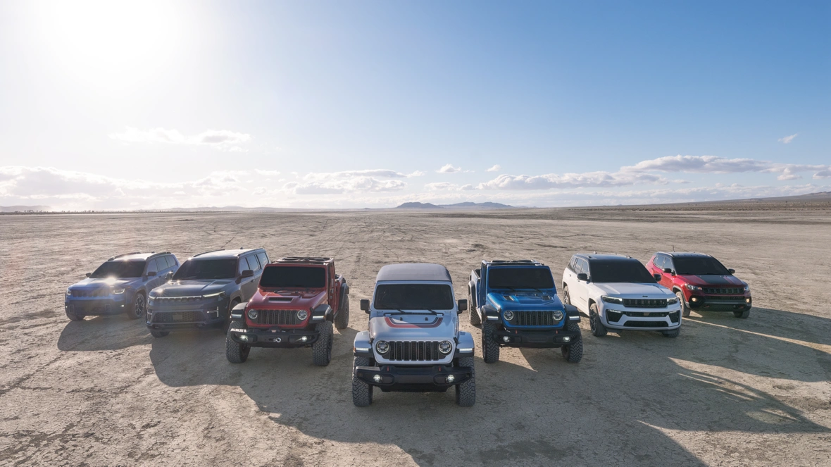 Gamme de VUS Jeep 2026 r&eacute;unie dans un paysage d&eacute;sertique.