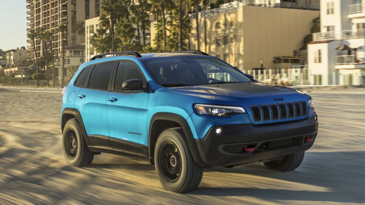 Le jeep Cherokee qui roule à vive allure sur une plage