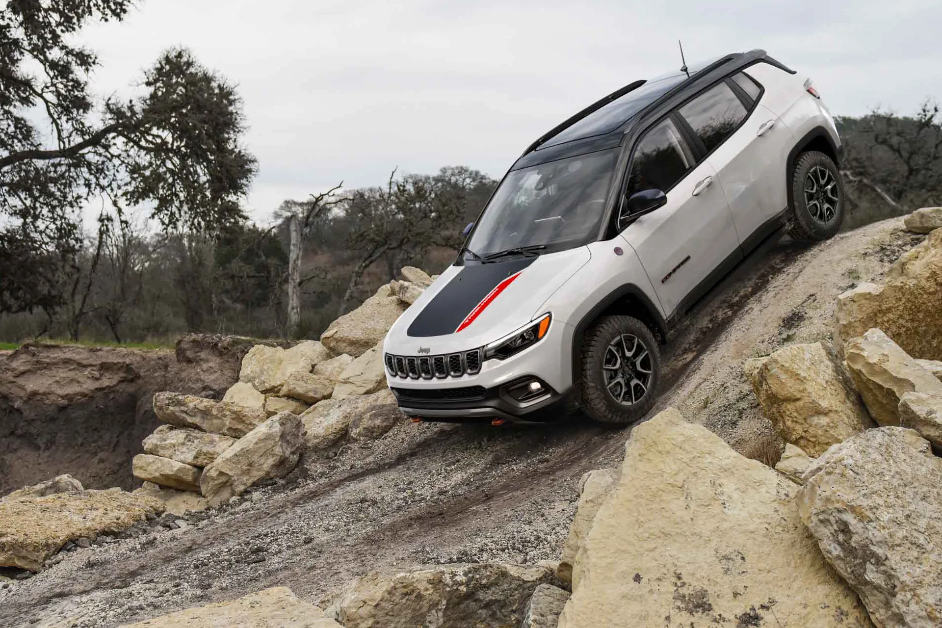 Jeep Compass 2026 franchissant un sentier rocheux hors route.