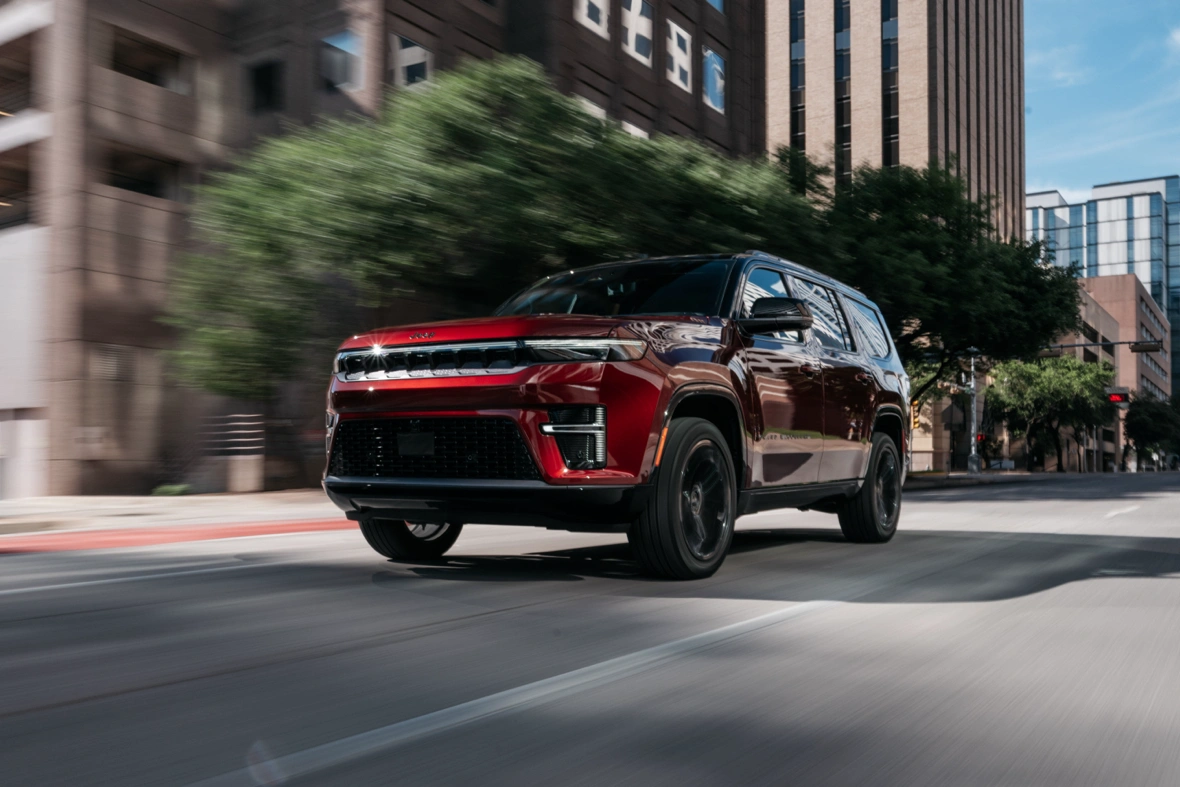 Jeep Grand Wagoneer 2026 rouge roulant en ville.