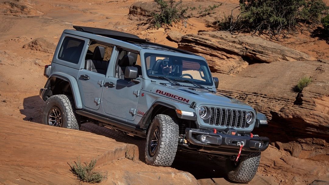 Le jeep Grand Wrangler qui roule sur des roches.