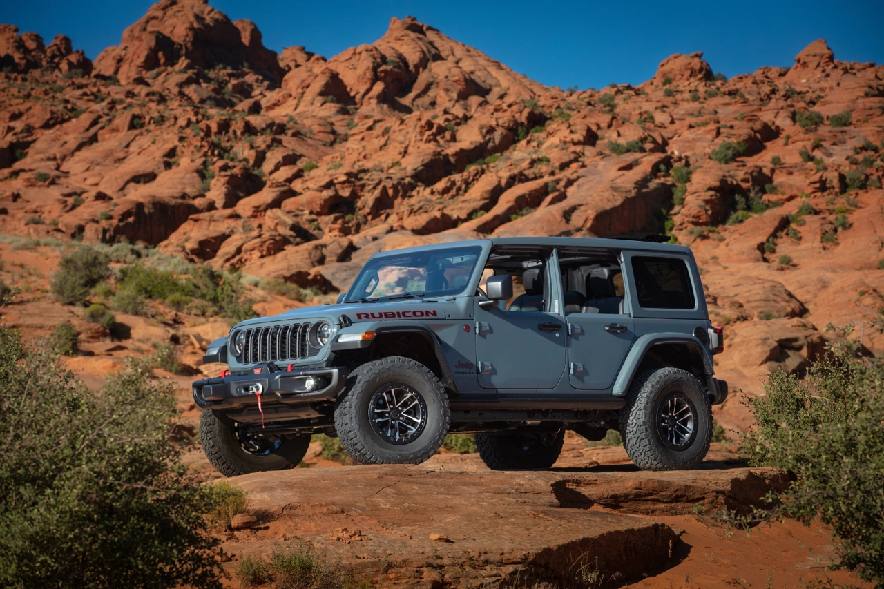Jeep Wrangler 2026 en conduite hors route dans un paysage rocheux.