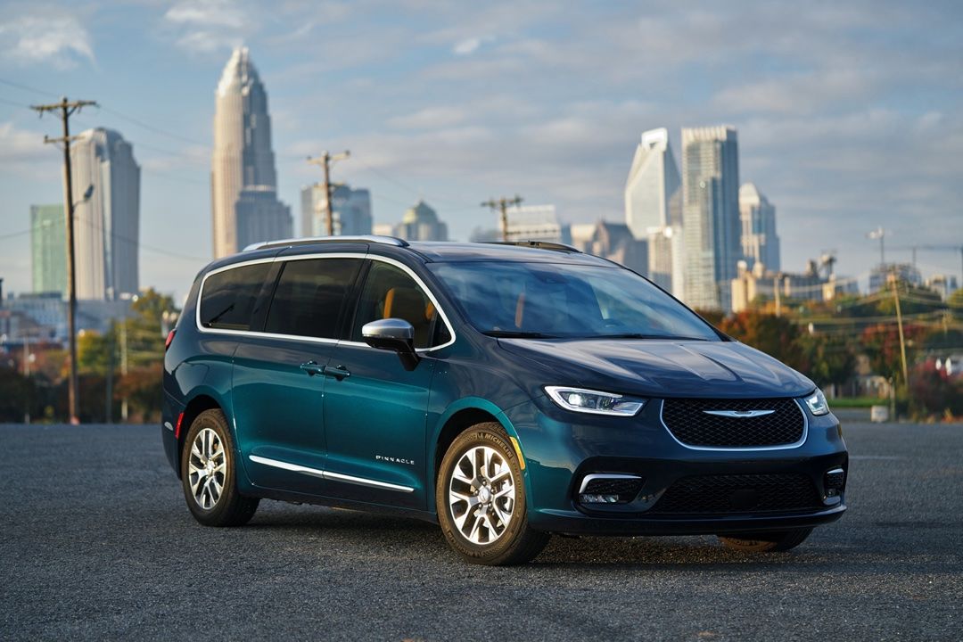 Le Chrysler Pacifica hybride 2025 stationné aux abords d'une ville.