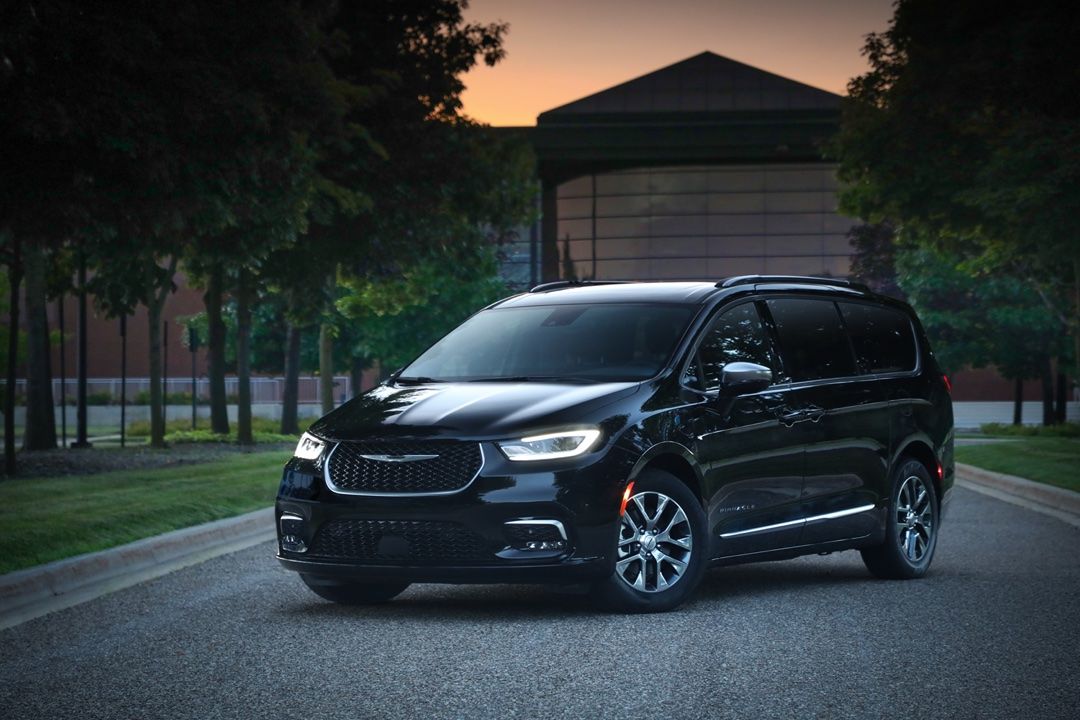 Vue le design extérieur du Chrysler Pacifica hybride 2025.