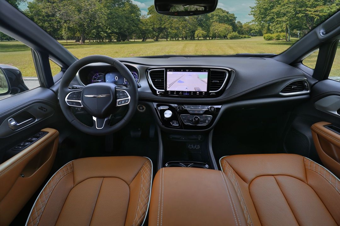 Grande vue sur le tableau de bord et sur la technologie que possède le Chrysler Pacifica hybride 2025.