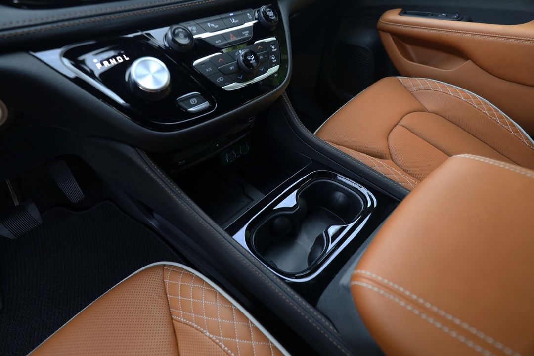Vue le design intérieur du Chrysler Pacifica hybride 2025.