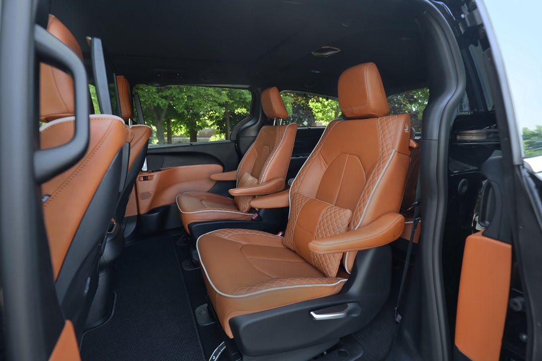Vue sur l'espace arrière du Chrysler Pacifica hybride 2025.