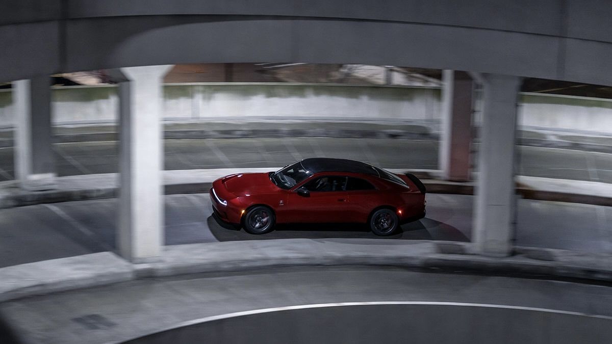 La Dodge Charger électrique 2025 démontre sa puissance dans un stationnement.