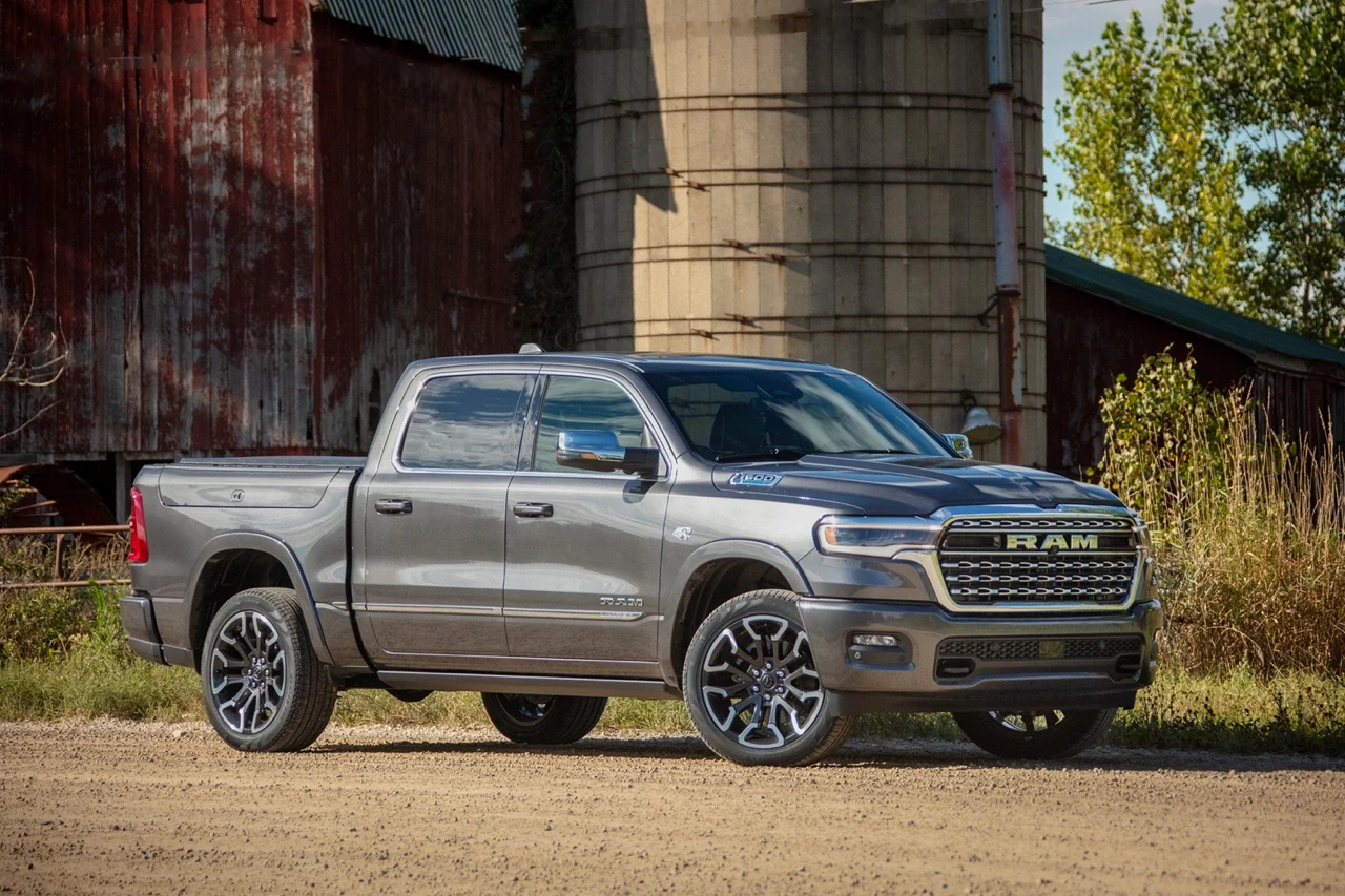Ram 1500 2026 gris stationn&eacute; pr&egrave;s d&rsquo;une ferme.