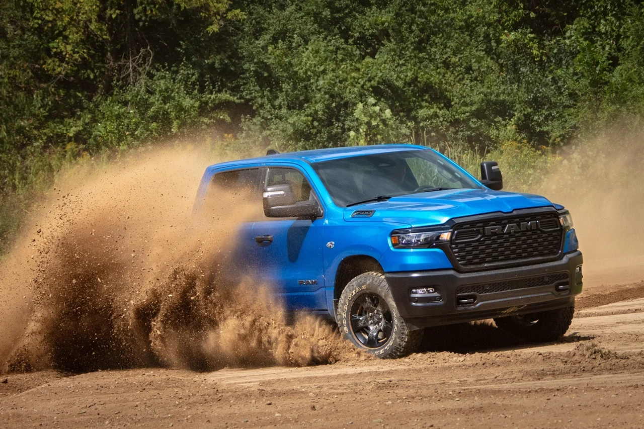 Ram 1500 2026 bleu d&eacute;montrant sa puissance sur un chemin de terre.