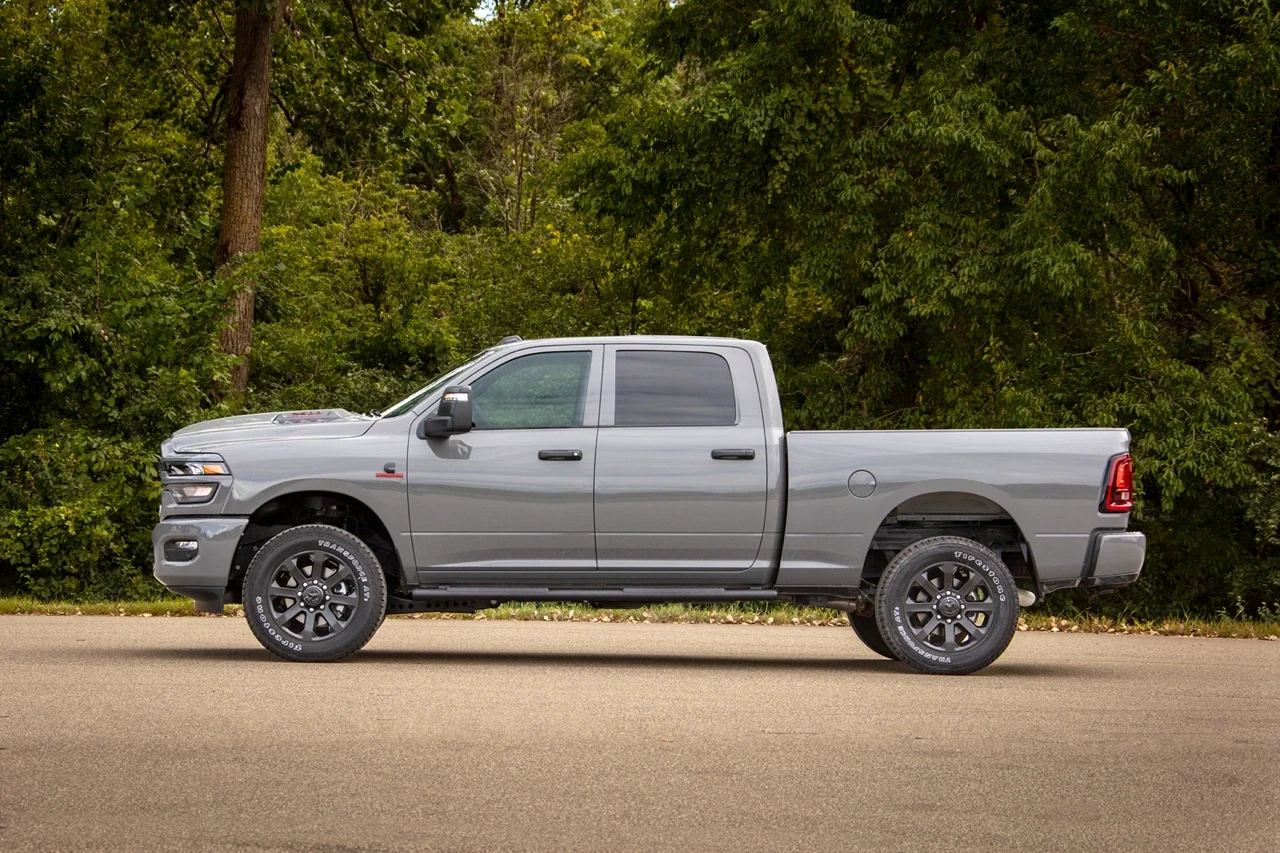 Vue de profil d&rsquo;un Ram 2500 2026 gris &agrave; cabine d&rsquo;&eacute;quipe.