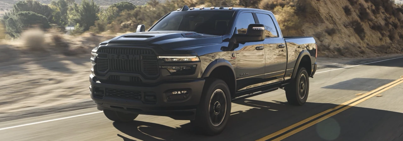 Ram 2500 2026 noir roulant sur la route.