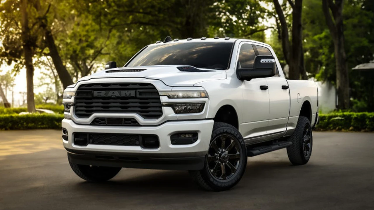 Ram 2500 2026 blanc pr&eacute;sentant son design ext&eacute;rieur robuste.