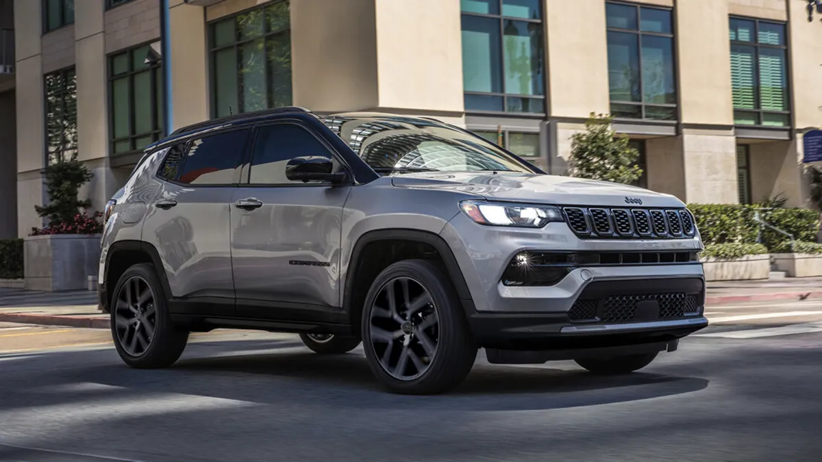 Jeep Compass 2026 gris roulant en ville.