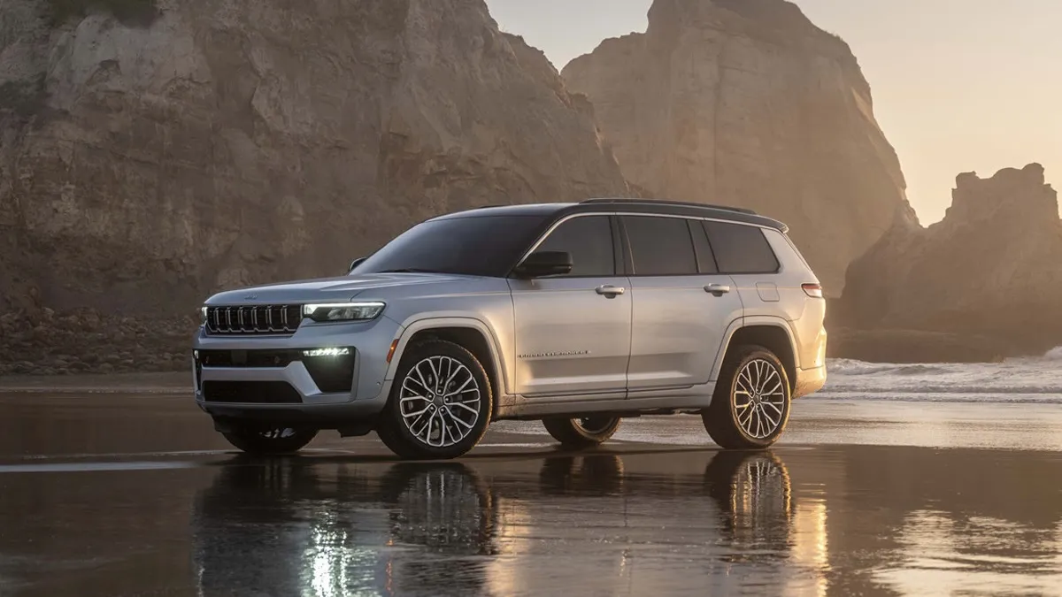 Jeep Grand Cherokee 2026 argent près d’un paysage rocheux.