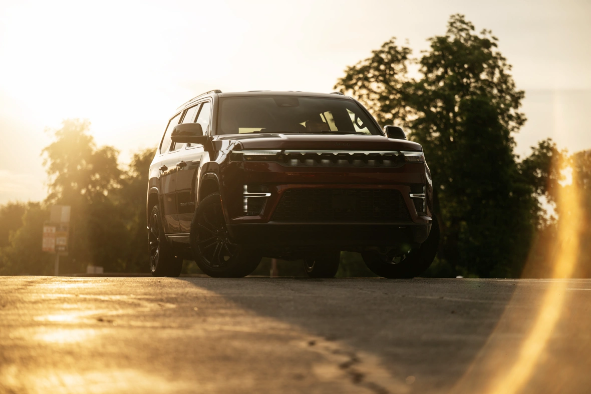 Jeep Grand Wagoneer 2026 noir photographié au coucher du soleil.