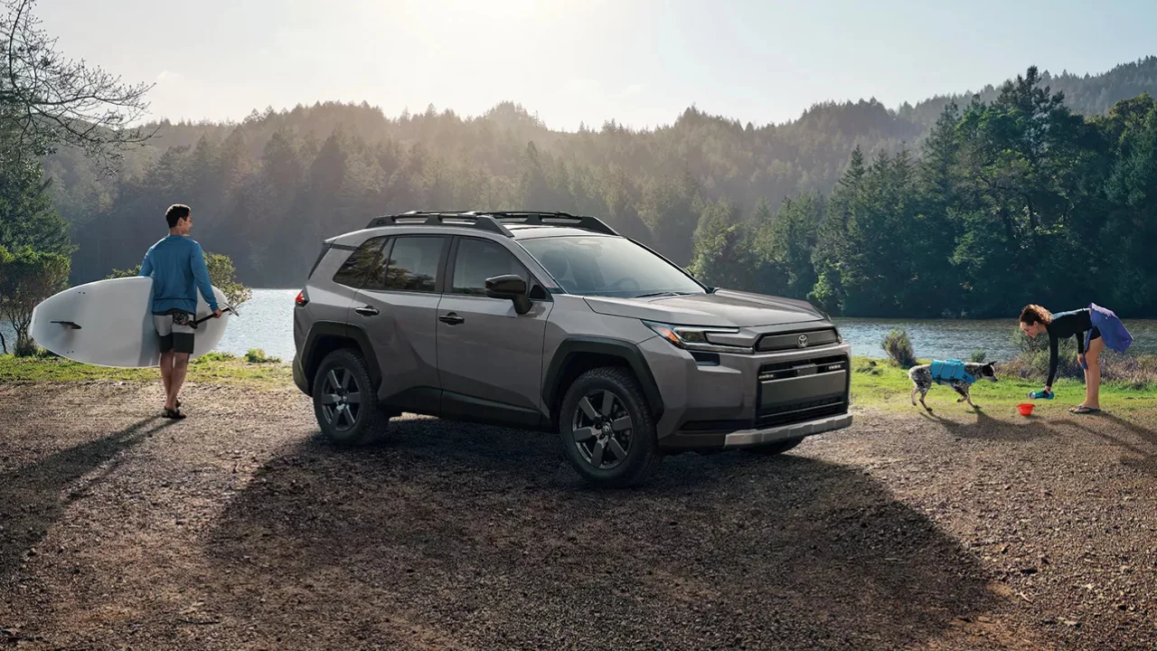 Toyota RAV4 2026 gris lors d’une sortie familiale au bord d’un lac.