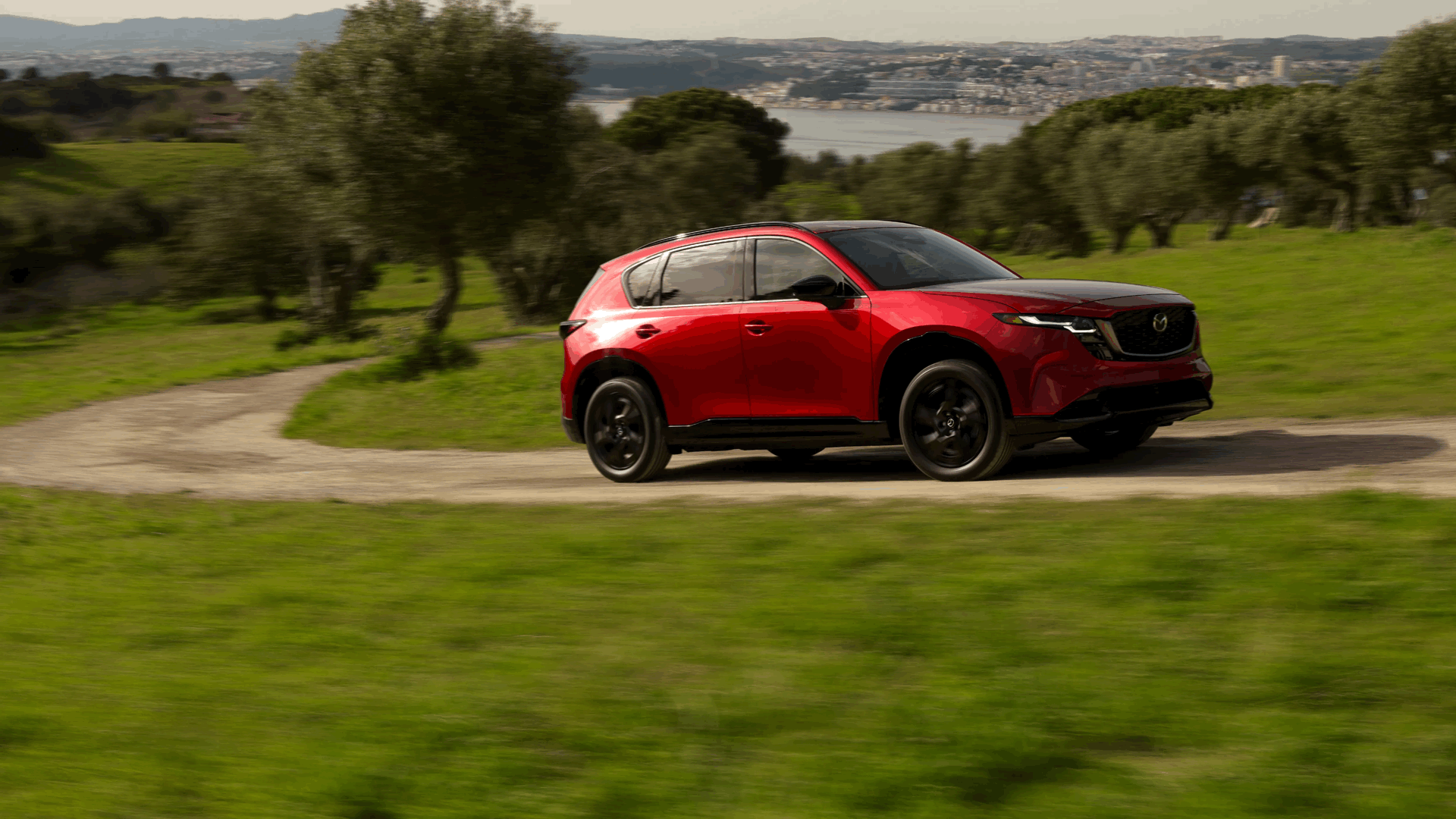 Mazda CX-5 2026 rouge sur un chemin de campagne