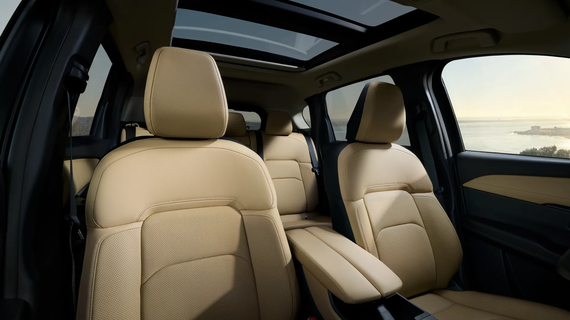 Habitacle du Mazda CX-5 2026 avec sièges beiges et toit ouvrant