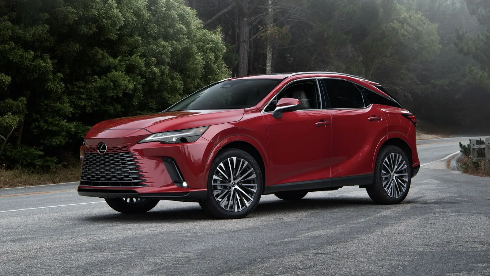 Lexus RX 350h 2027 rouge sur une route de campagne