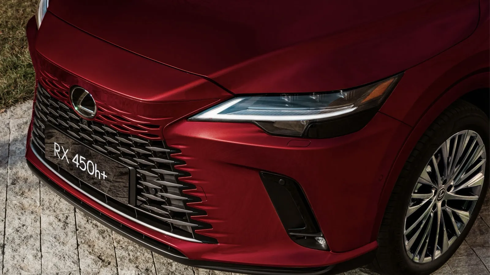 Calandre et phare avant d'un Lexus RX 450h+ 2027 rouge