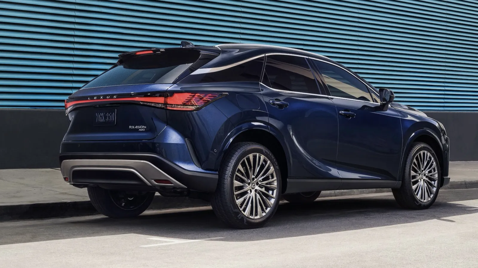 Lexus RX 450h+ 2027 bleu nuit vu de trois quarts arri&egrave;re