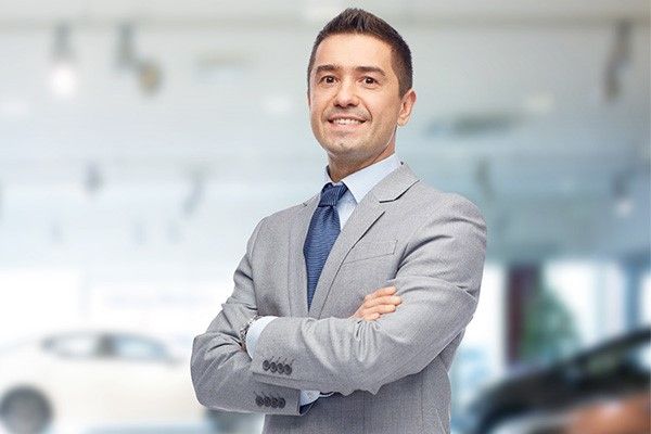 Un conseiller ou une conseillère des ventes