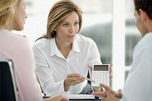 Un conseiller ou une conseillère en services financiers (F&I)