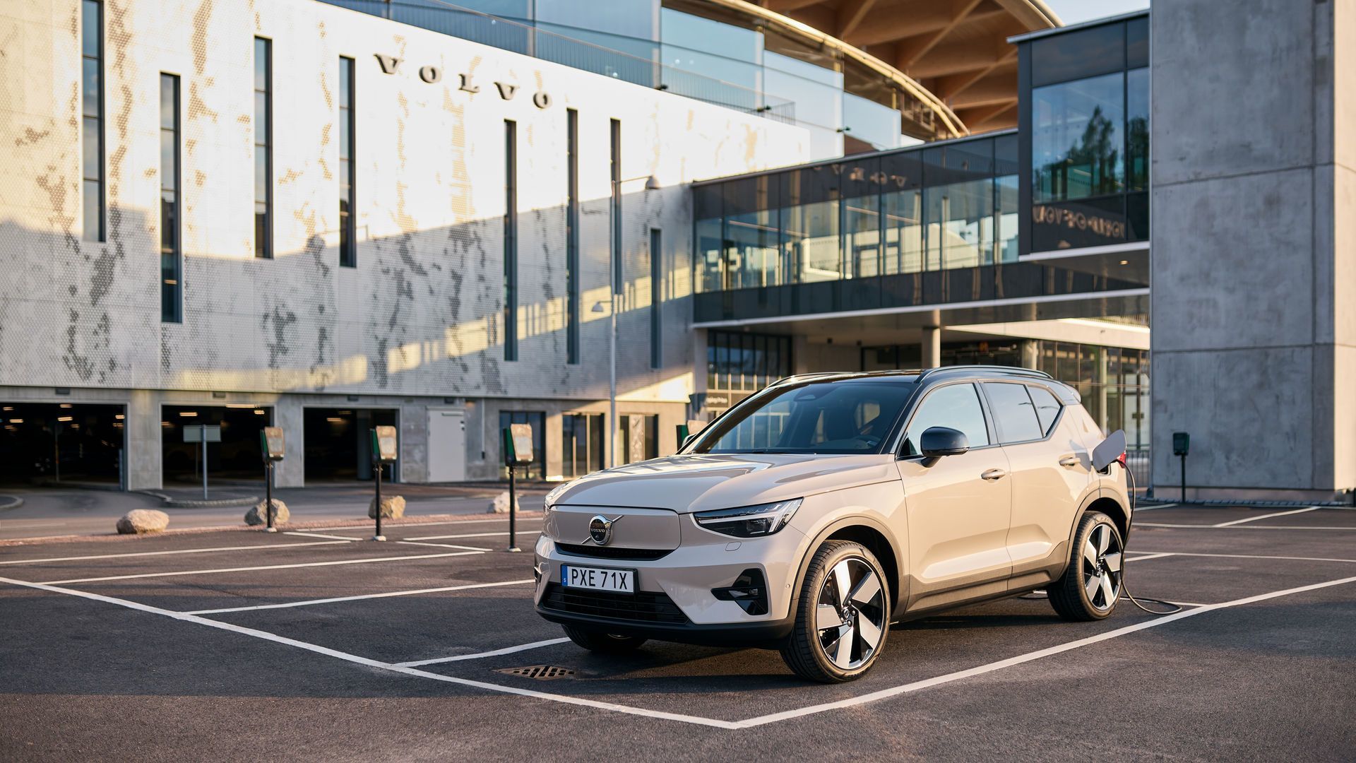 2026 Volvo EX40 vs. EC40: What You Need to Know to Help You Choose