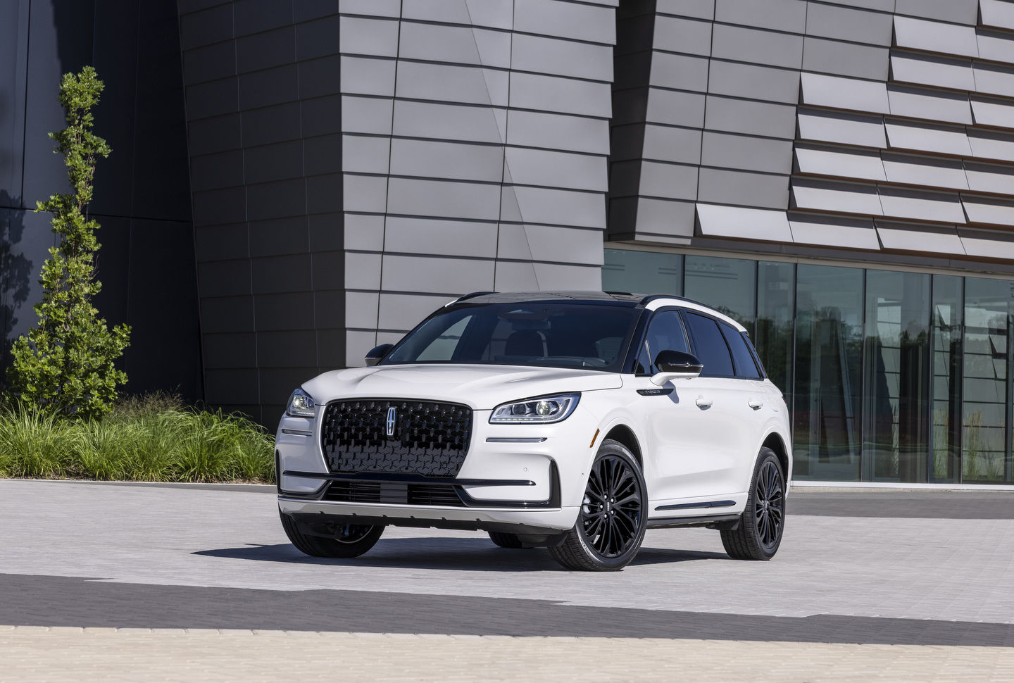 Elevate Your Daily Drive: The 2024 Lincoln Corsair is a Haven of Luxury and Tranquility