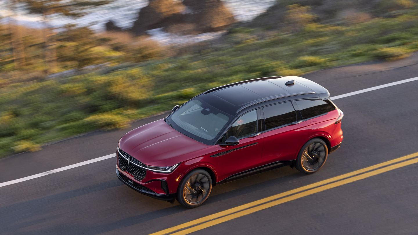 2026 Lincoln Nautilus Hybrid vs. Lexus RX 350h: Cargo Space, Power, and Efficiency Compared