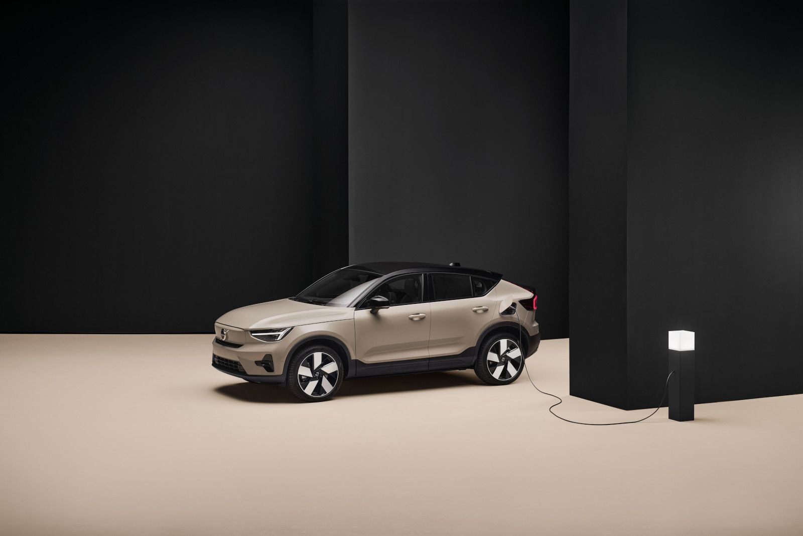 Lease vs. Finance a Volvo in Mississauga: What's Best for a Corporate Professional?