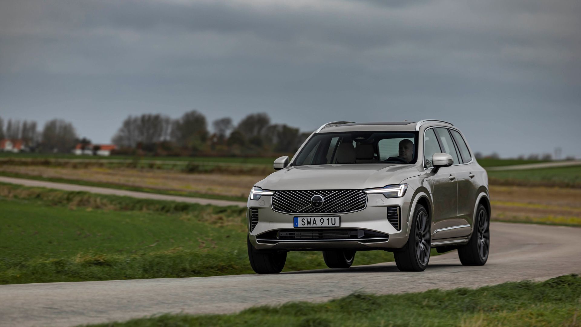 Comparing Volvo XC90 T8 Plug-in Hybrid Trims: Core Through Ultra Packages
