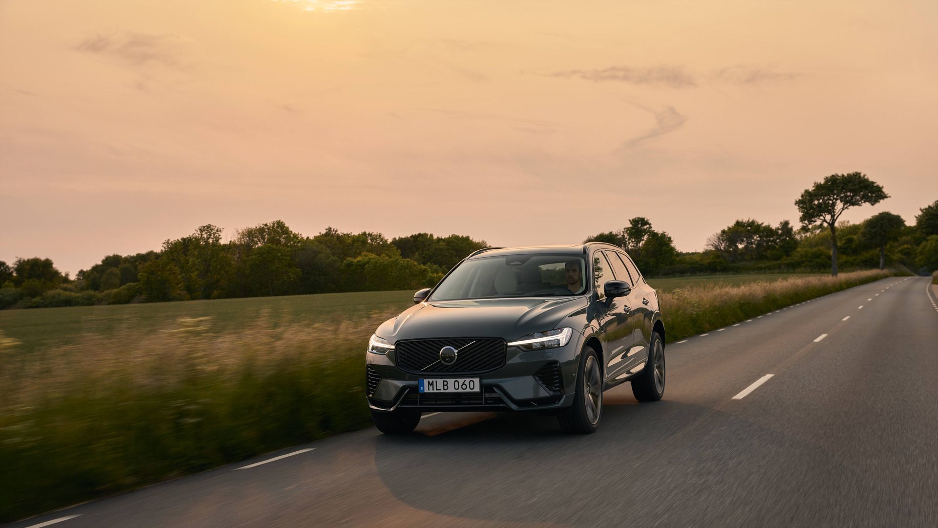 Volvo XC60 T8 Plug-in Hybrid: Balancing Electric Efficiency with Long-Distance Capability