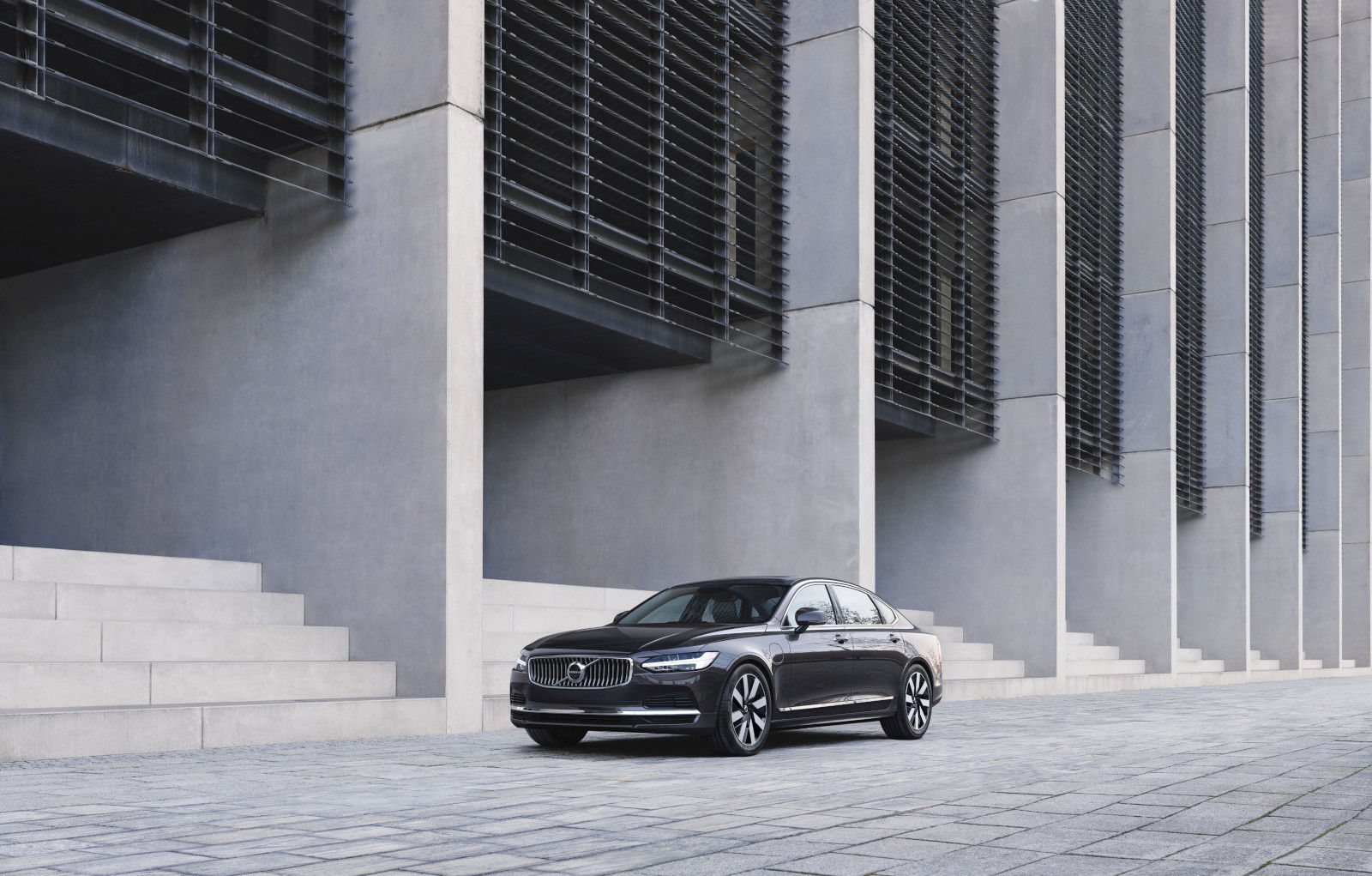 The 2024 Volvo S90: Stately Design and Advanced Technologies