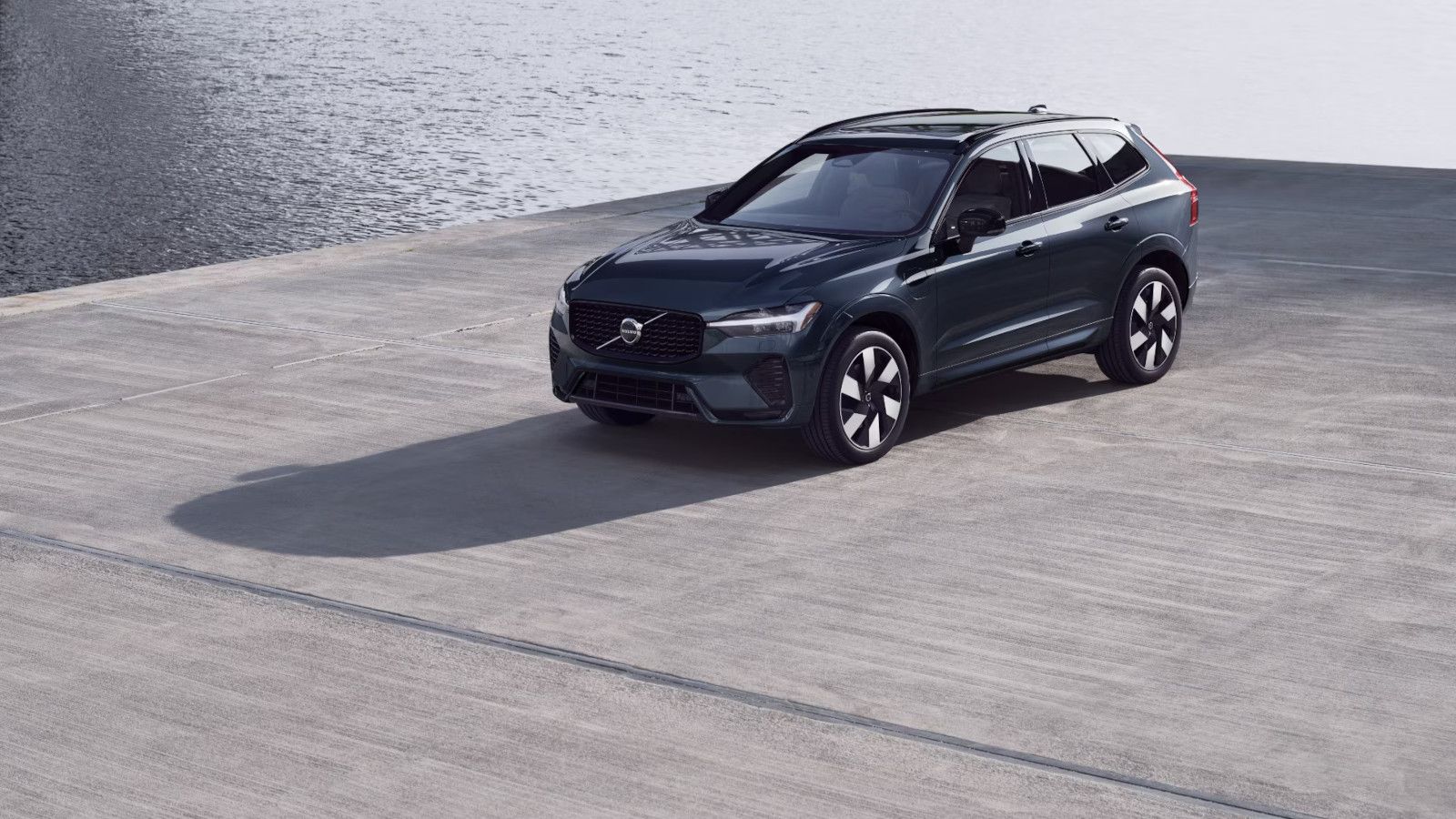 The Advantages of a Volvo Plug-in Hybrid Over an Electric Luxury SUV