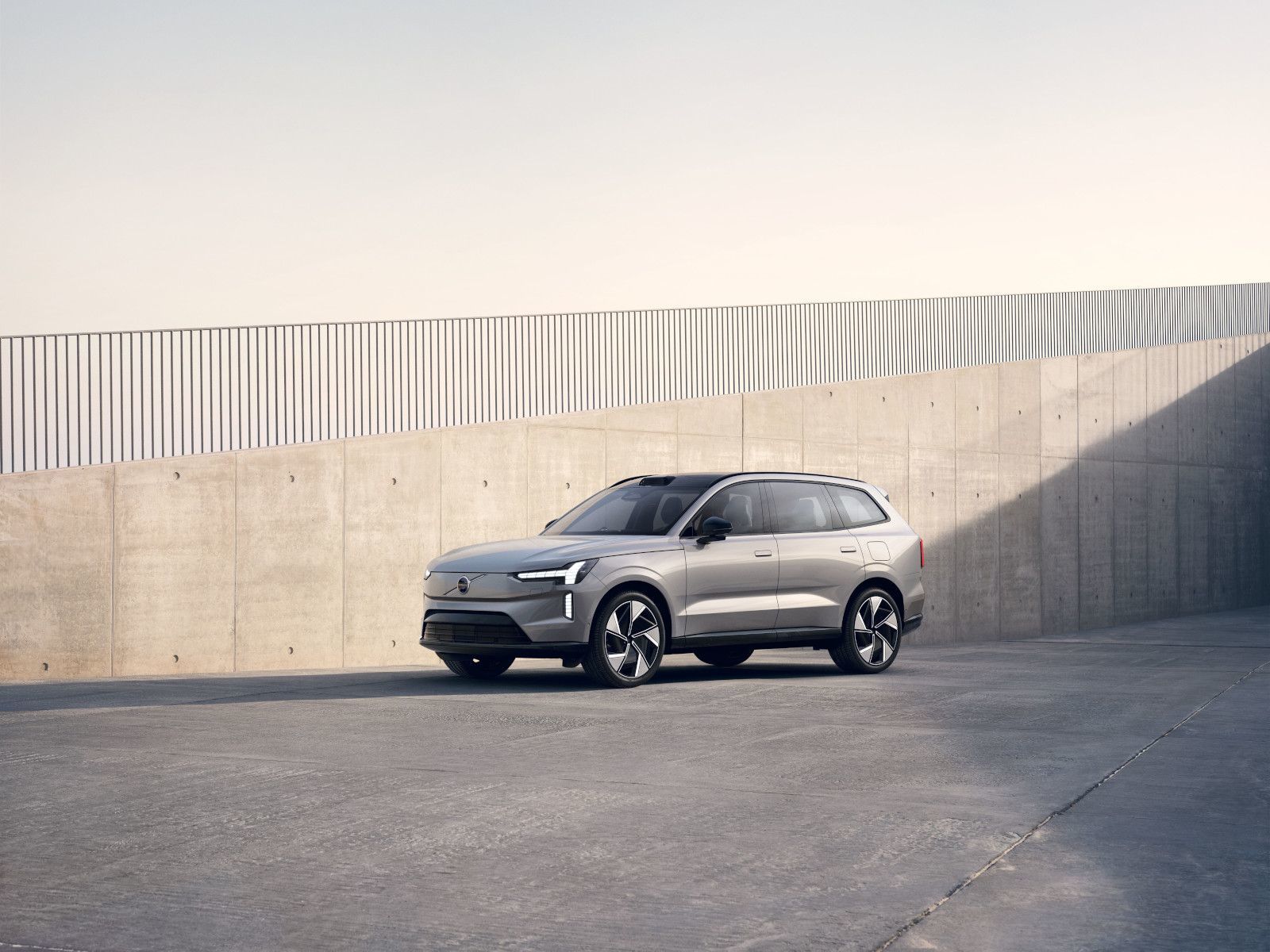 Volvo EX90 Safety Tech Keeps You Confident on Long Summer Drives