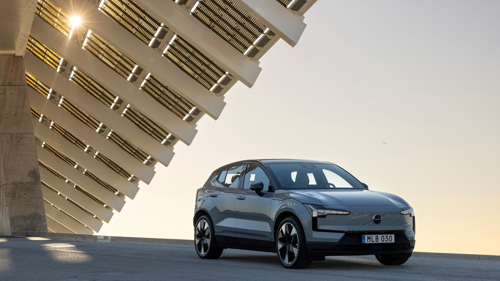 Volvo EX30 vs. EC40: Choosing Your All-Electric Compact