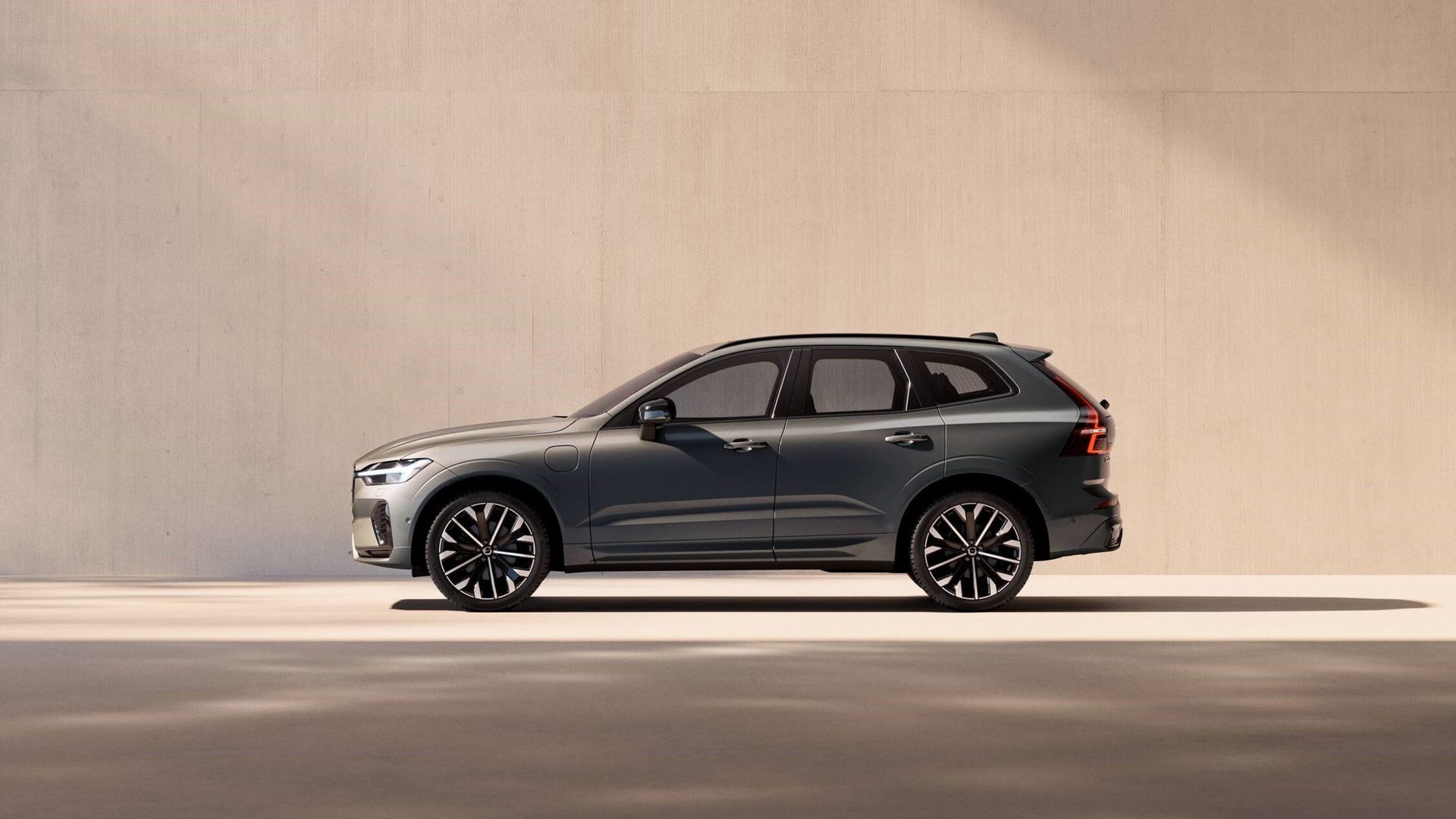 One Tank, One Week? The Math Behind a Gas-Free Commute in a 2026 Volvo XC60 PHEV