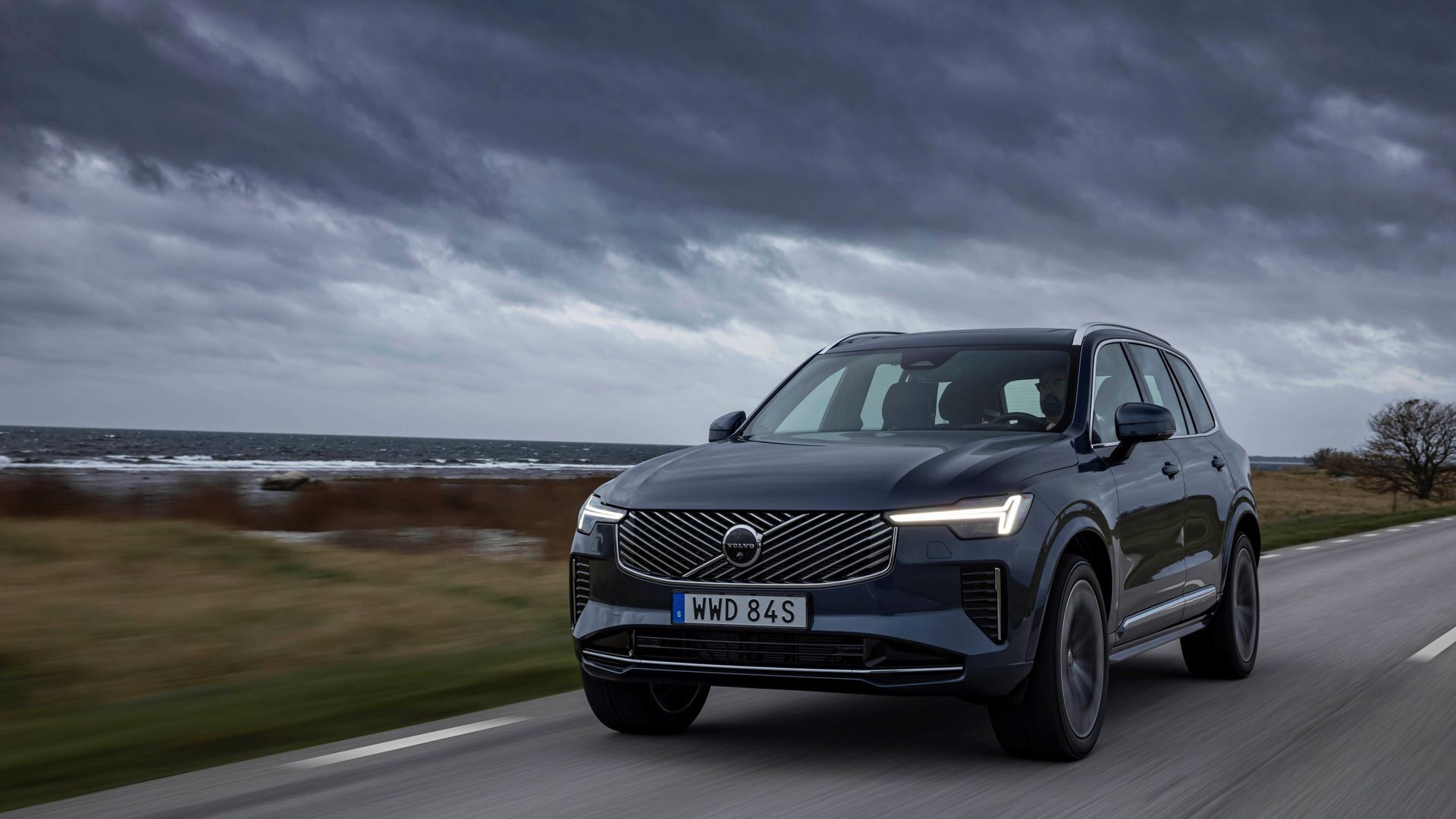 No Home Charger: How to Choose Between the 2026 Volvo XC90 B6 AWD and T8 Plug-in Hybrid
