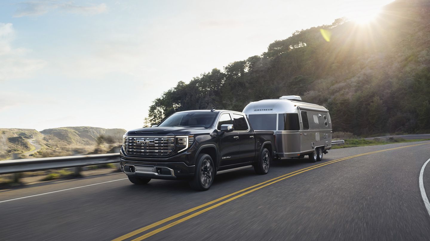 2026 GMC Sierra 1500 Denali vs Denali Ultimate: How the Top-Tier Pickup Trims Differ on Interior, Standard Tech, and Available Features