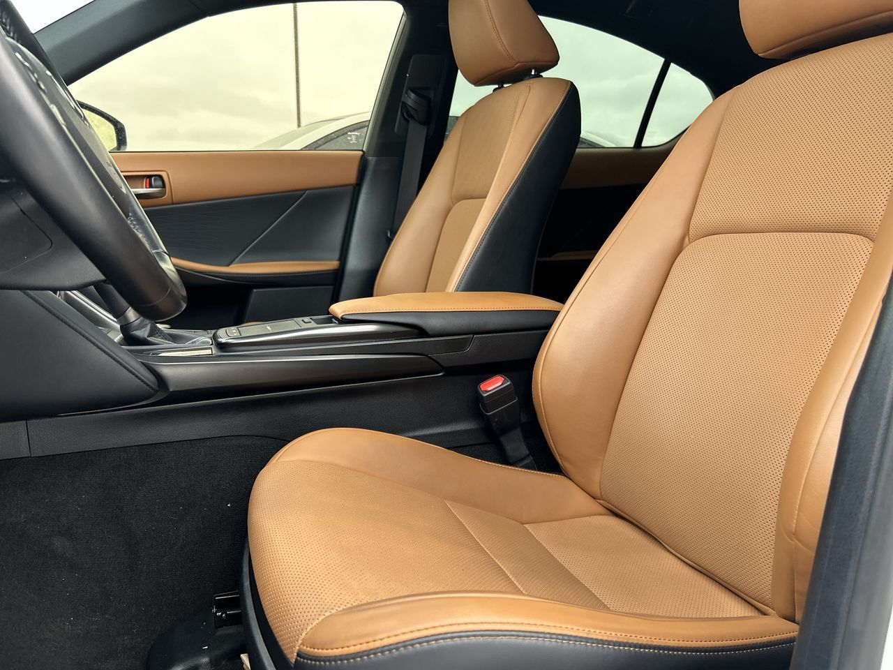 Lexus IS  2024 à Mississauga, Ontario