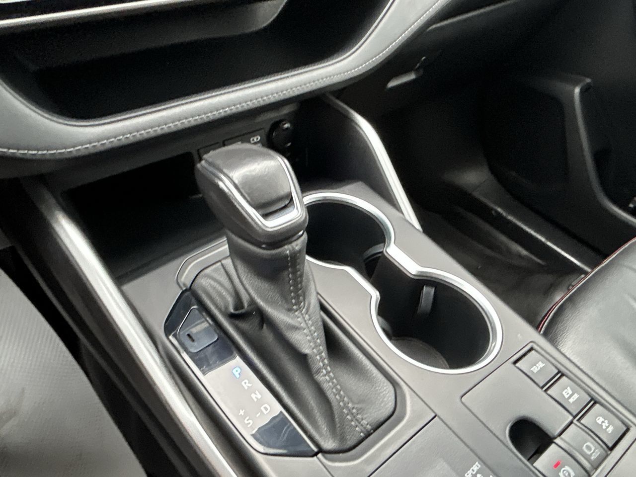 2023 Toyota Highlander hybrid in Mississauga, Ontario
