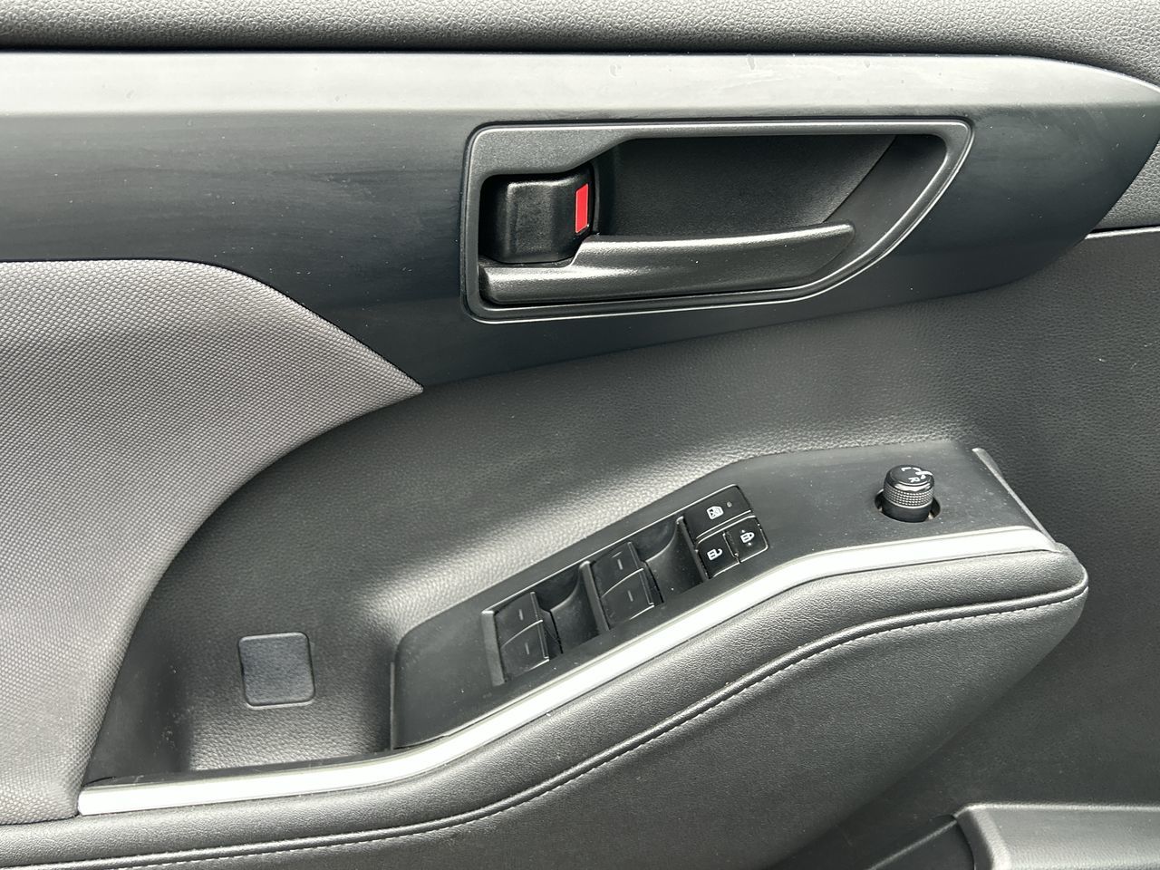 2023 Toyota Highlander hybrid in Mississauga, Ontario