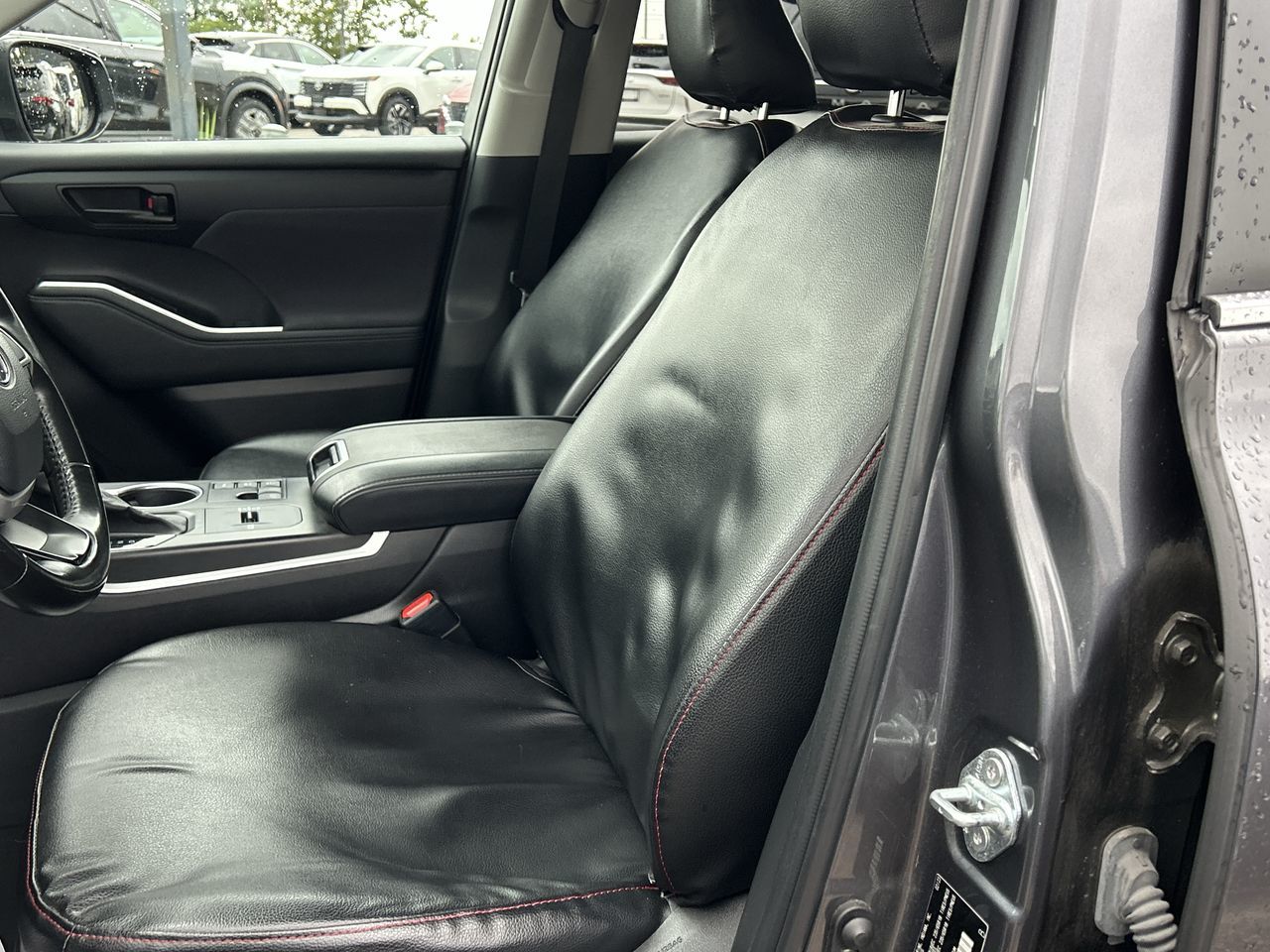 2023 Toyota Highlander hybrid in Mississauga, Ontario