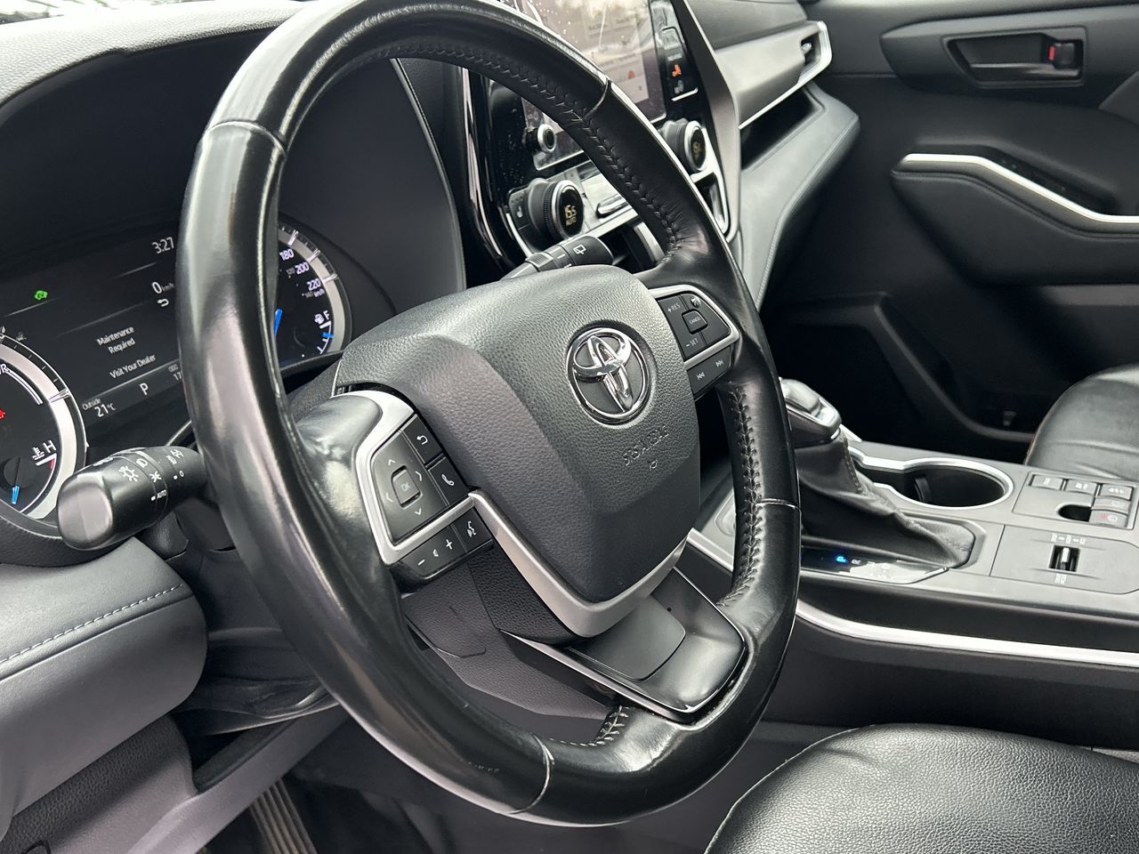 2023 Toyota Highlander hybrid in Mississauga, Ontario
