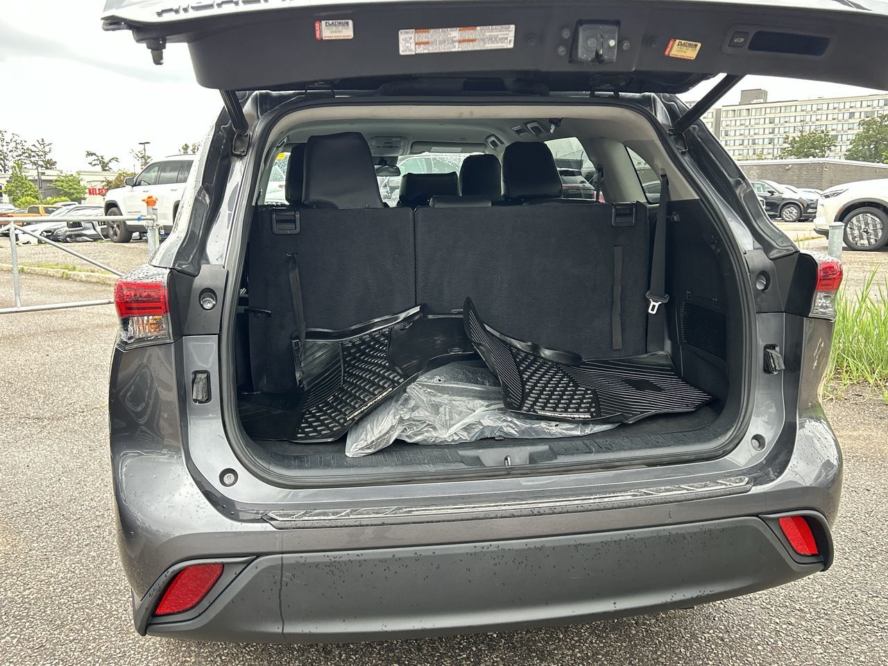 2023 Toyota Highlander hybrid in Mississauga, Ontario